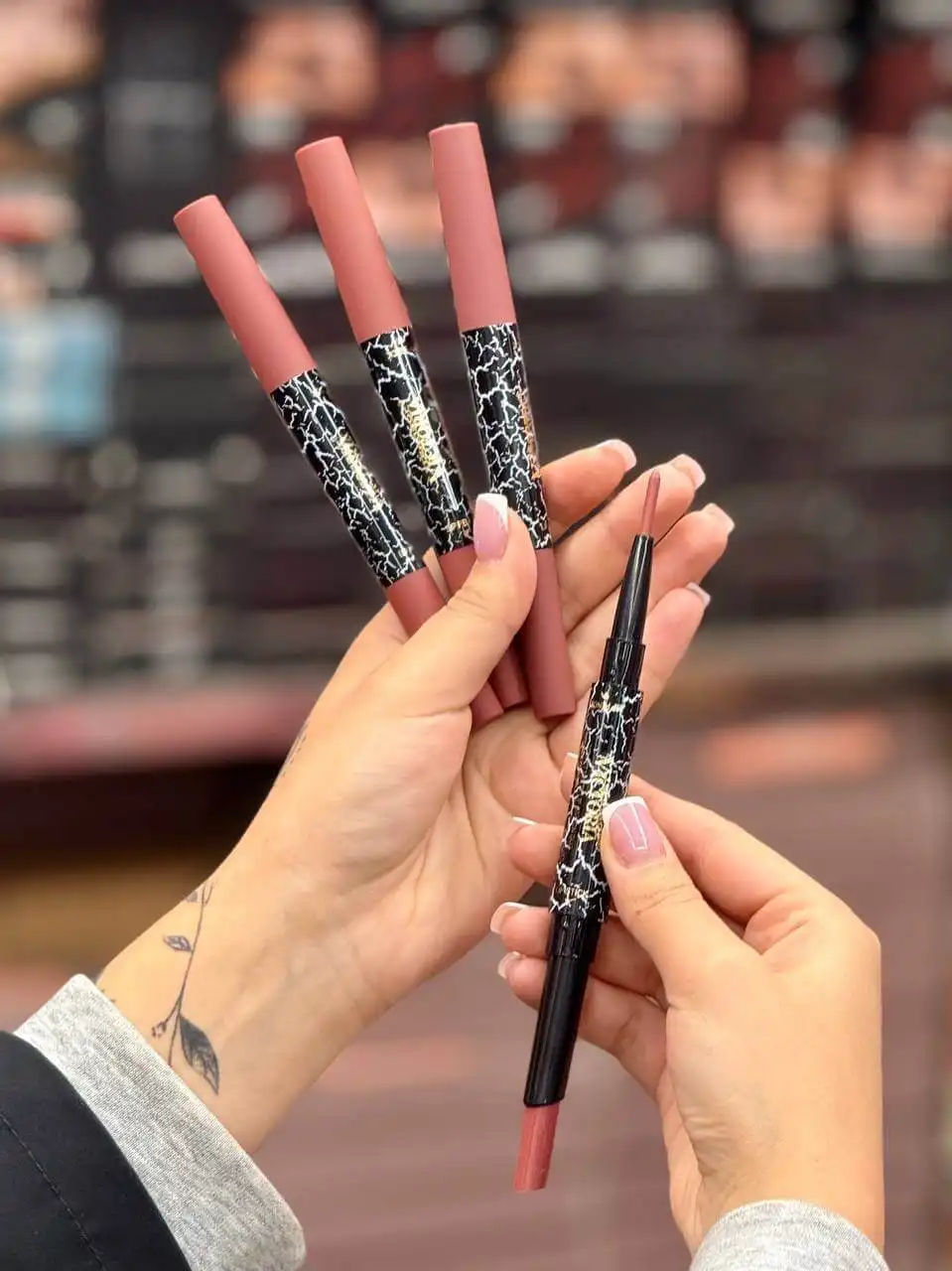 رژلب و خط لب دیفاینری دو سر پرطرفدار برند ویکتوریا VICTORIA کد 1447