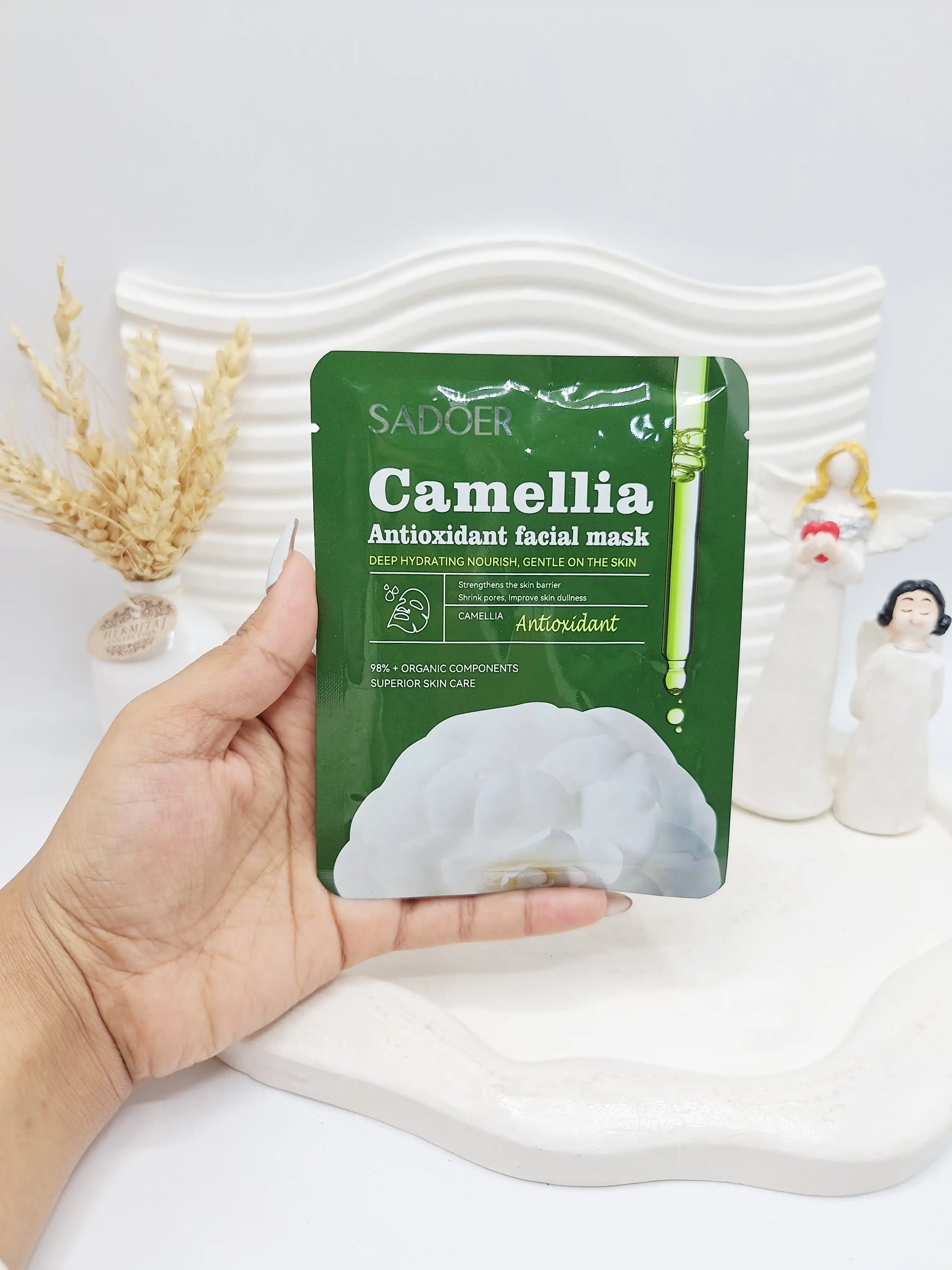 ماسک ورقه‌ای آنتی‌اکسیدان و جوانساز با عصاره‌ی گل کاملیا برند سادور کد 3911